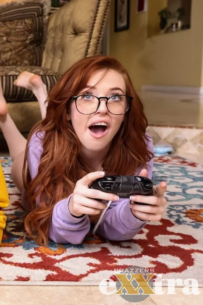 Gamer Girl Threesome Action