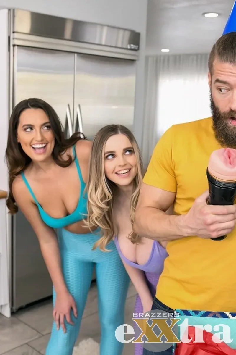 Smashing My Hot Lesbian Roommates