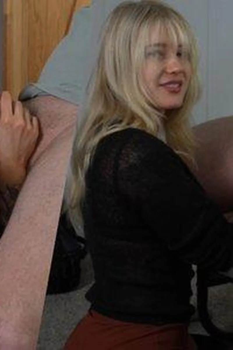 Sofia's Cuck Chair: Watch Her Suck Him & Handjob Finish POV