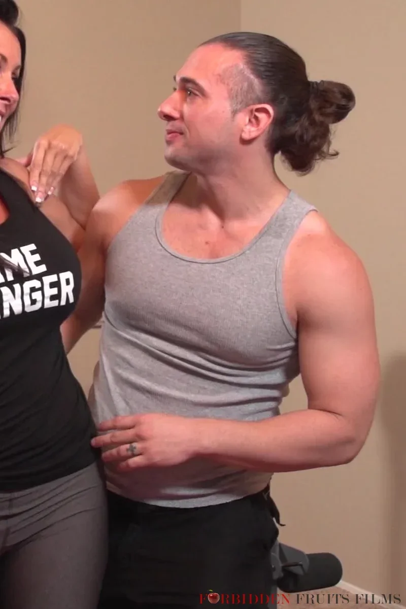 Brunette Babe Reagan Foxx Gets Fucked By a Muscular Stud
