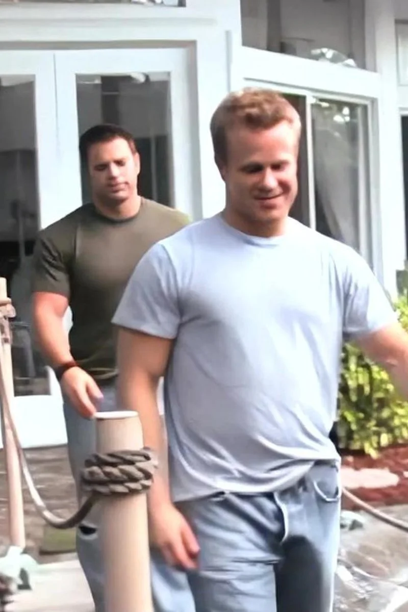 Tiffani Thompson Fucked Outside By Two Stiff Dicks