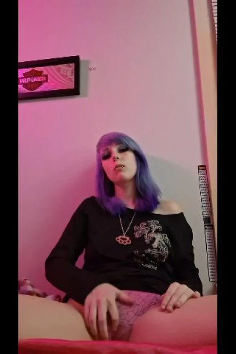 Emo Girl Rubs Her Clit Until She Cums