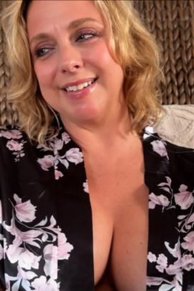 The Secret Diary - Stepmom Roleplay - Brianna Beach