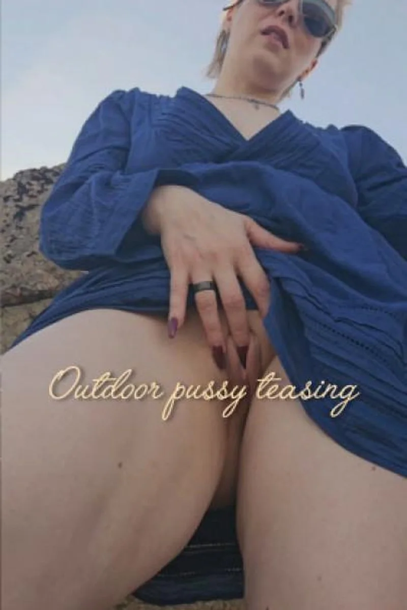 Outdoor: A Tantalising Pussy Under A Skirt. Mature MILF
