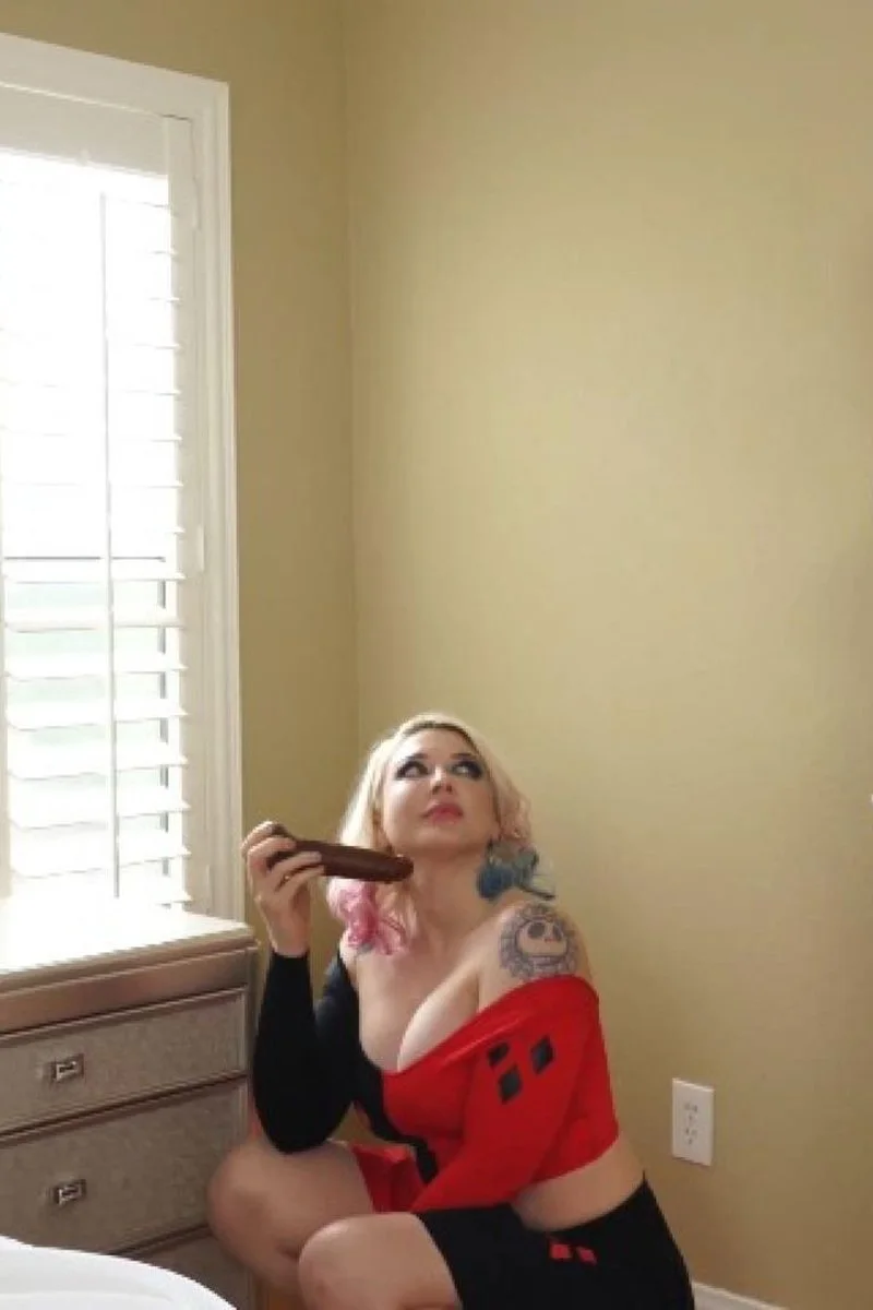 Eva & Leya Take Turns Teasing With Their Favorite Toy