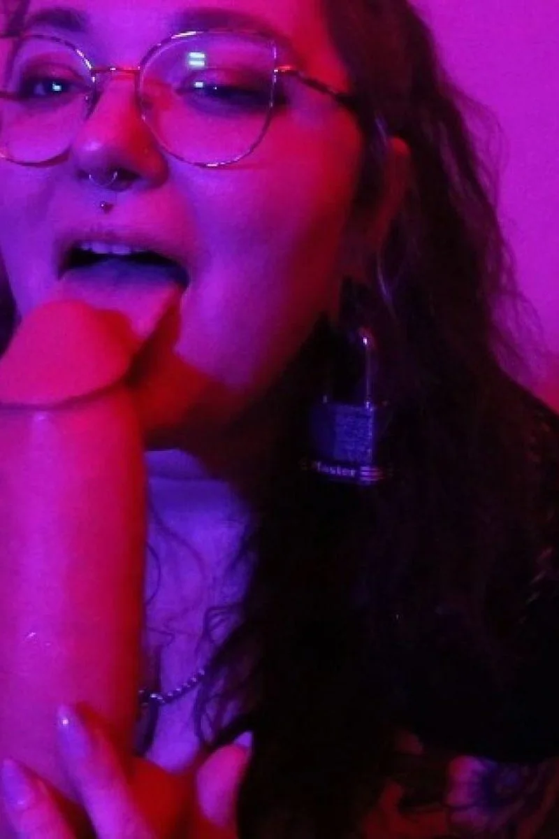 BBW Fuckinxxlovely Plays With Huge Dildo