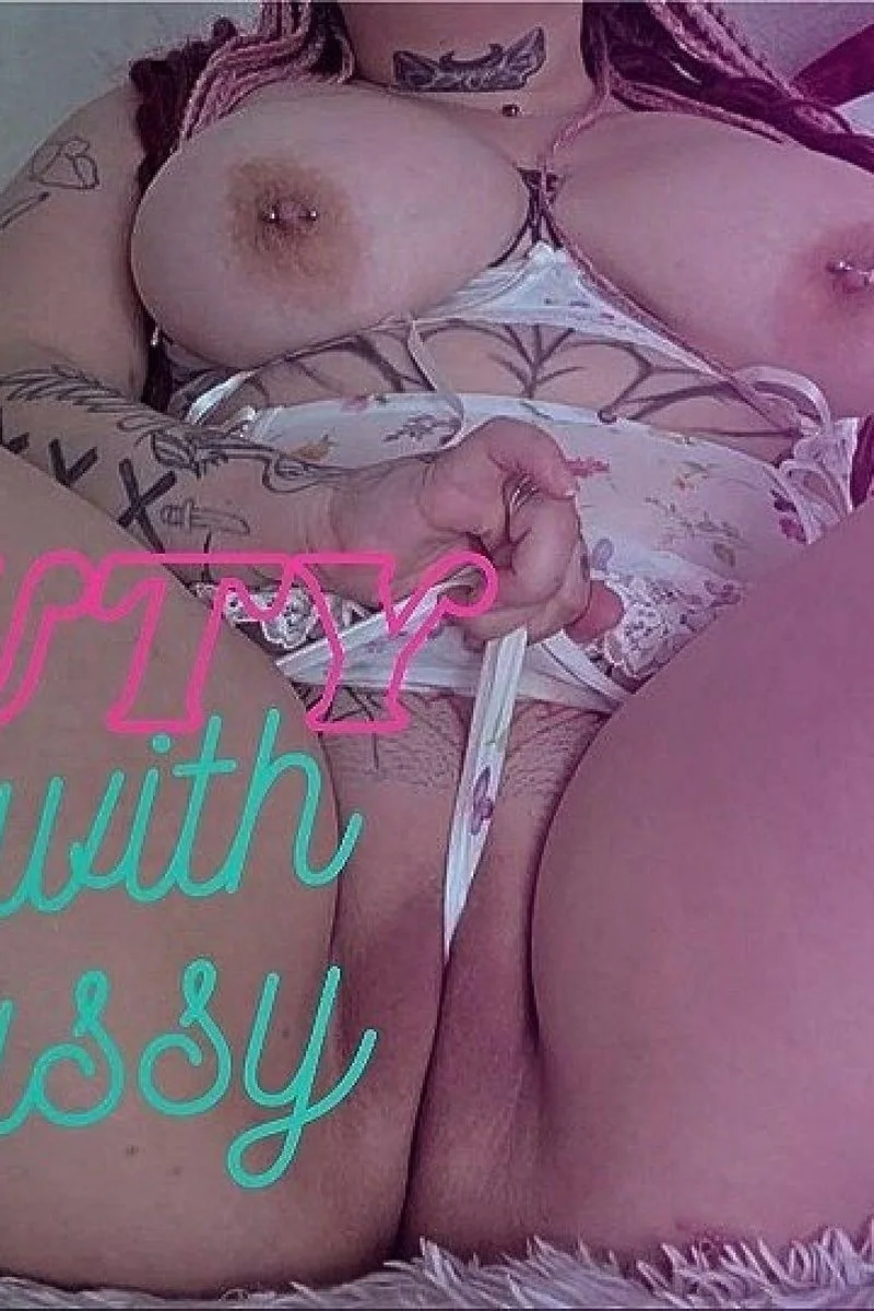 Beauty Plays With Her Pussy