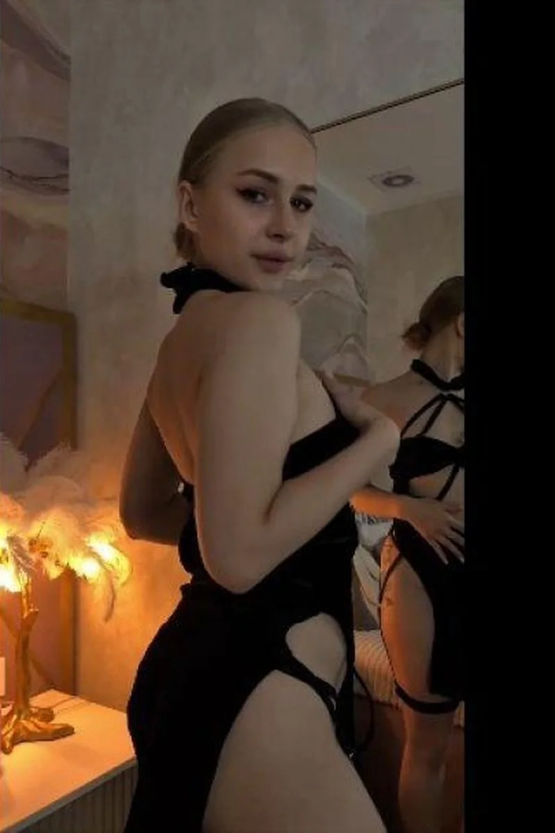 Sexy Dance With A Mirror