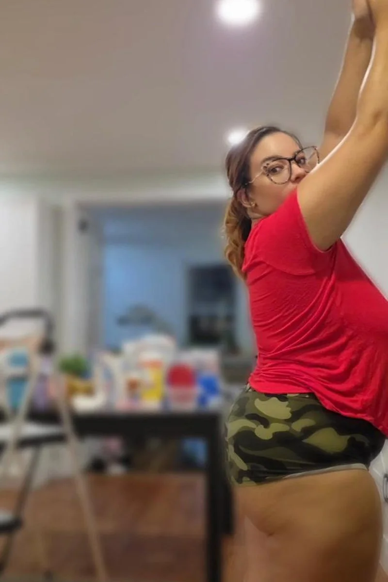 POV: Your Short GF Needs A 'Boost' To Paint