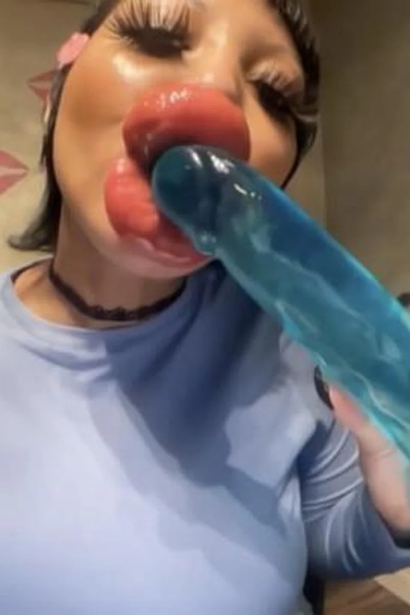 Xxxxl Lips + Teal Size Queen Dildo