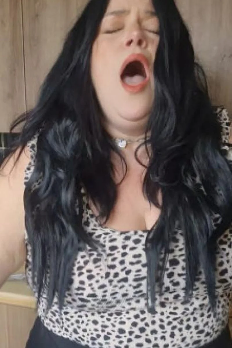MILF Makes Herself Sneeze By Tickling Her Nose