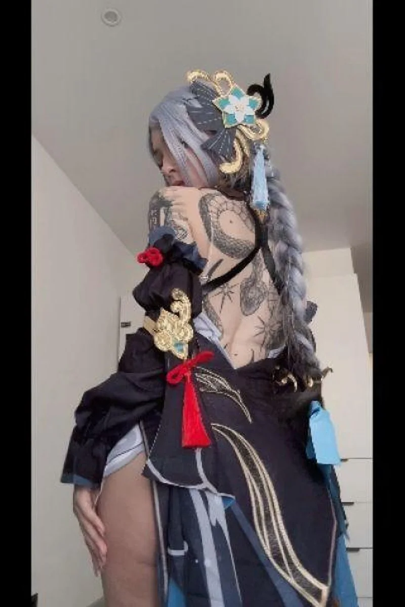 Shenhe Cosplay: Wet Masturbation