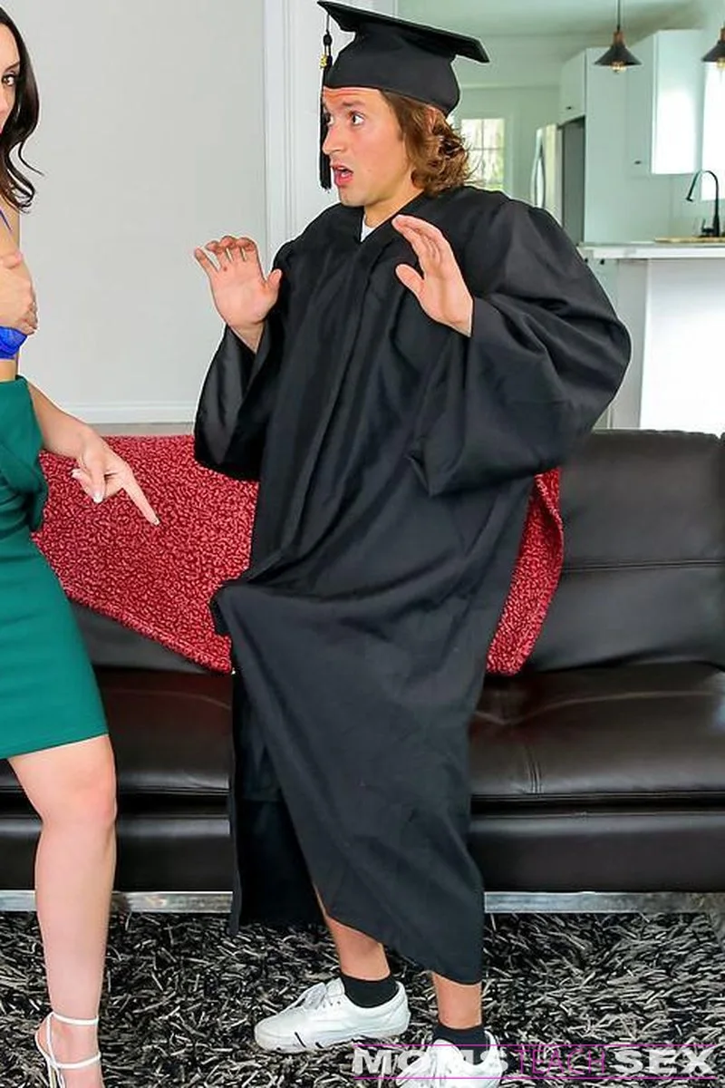 Stepsons Graduation Day - S16:E1