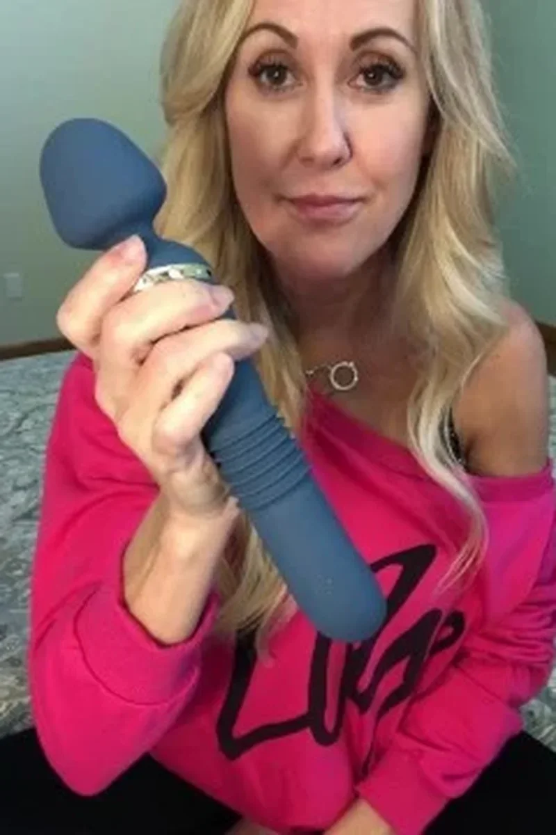 Brandi Loves the Dual Thrusting Wand