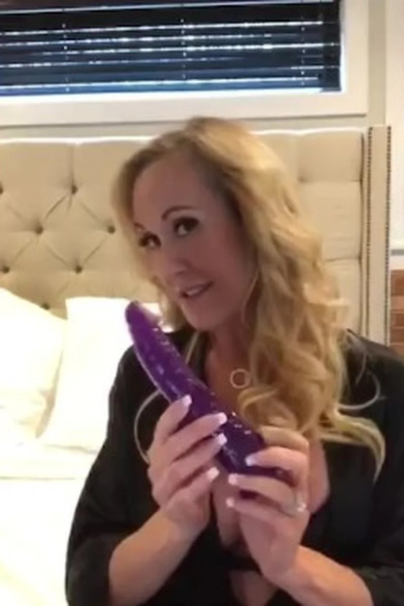 MILF Discovers Strapon